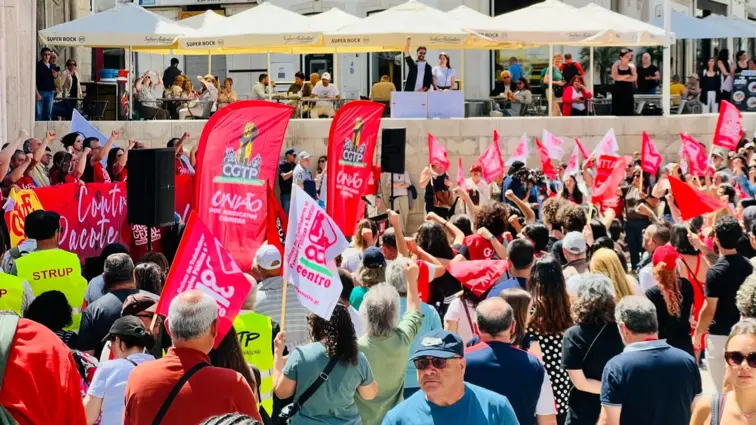 Milhares de trabalhadores que encheram a Praça 8 de Maio, em Coimbra
